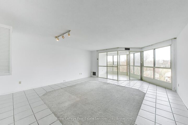 Property Photo: 5 Weldrick Road W 611 ON L4C 8S9