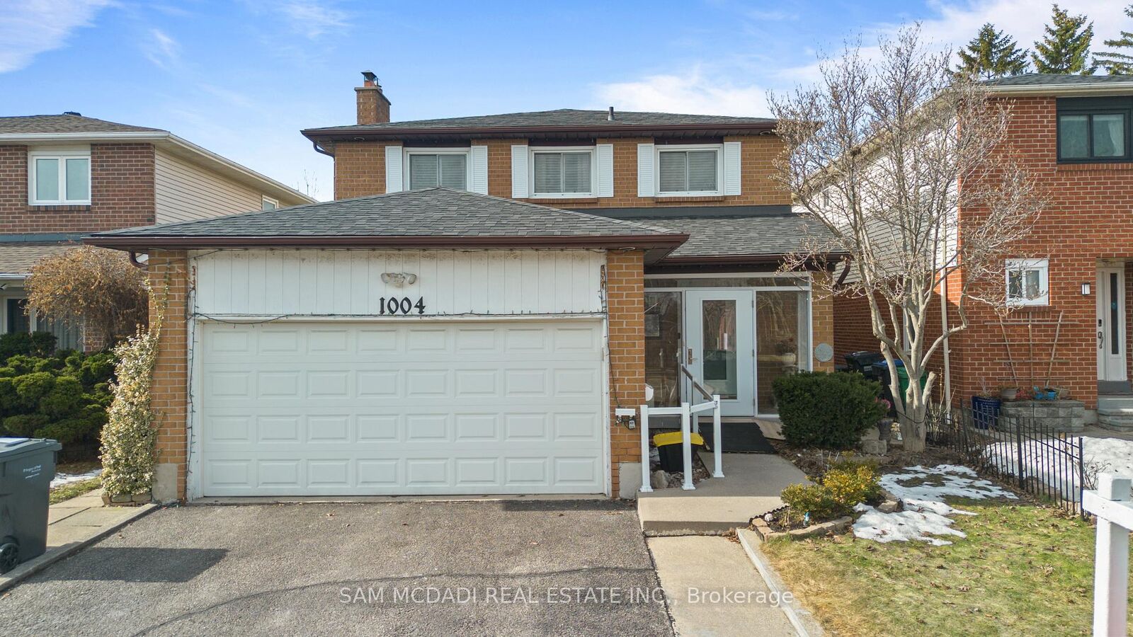 Property Photo: 1004 Queensbridge Drive ON L5C 3R1