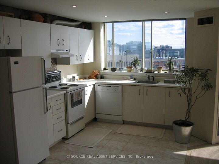 Property Photo:  44 St Joseph Street 2514  ON M4Y 2W4 