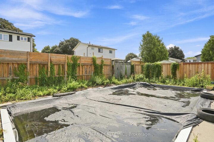 Property Photo:  8 Brendan Court  ON L8T 4R4 