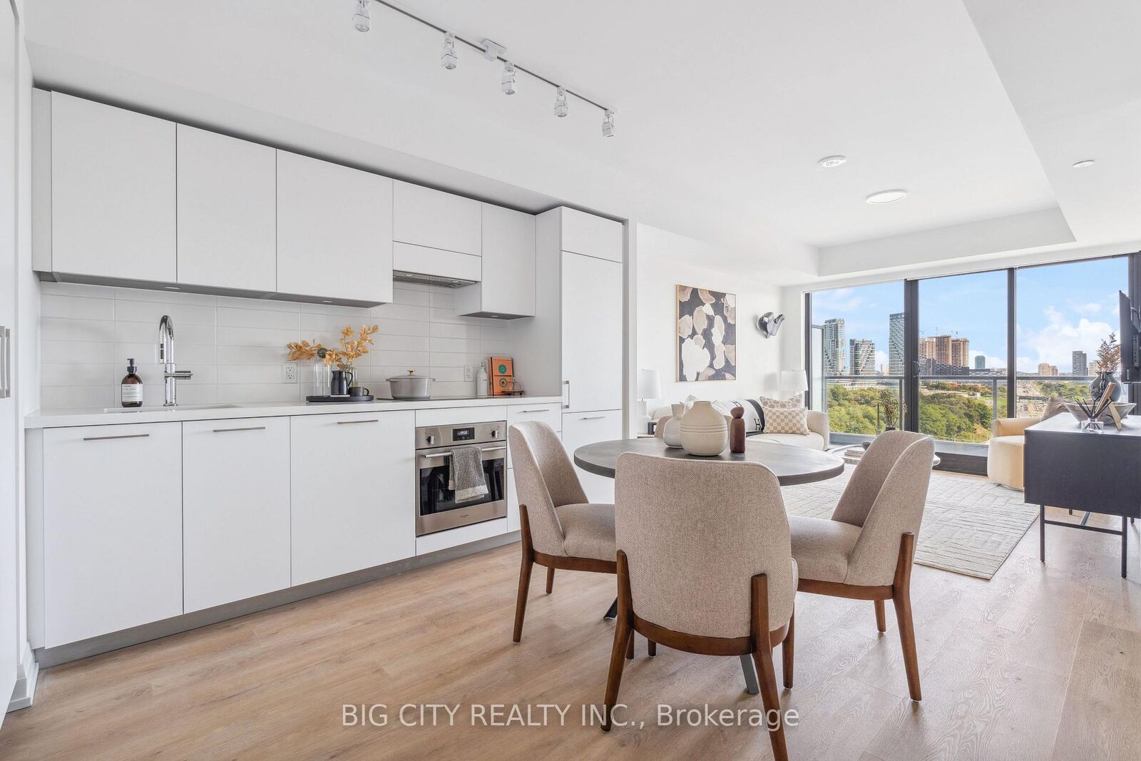 Property Photo:  36 Brentcliffe Road 810  ON M4G 0E1 