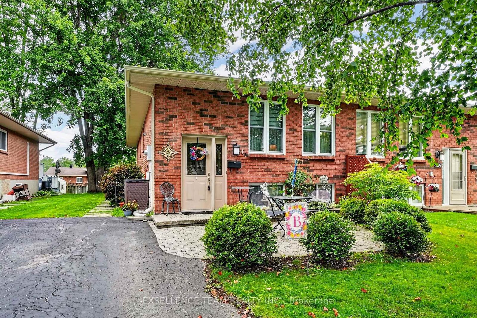 Property Photo:  111 Glen Oaks Court  ON K6H 7E6 