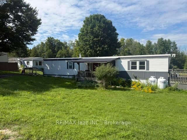 Property Photo: 266 Hillview Road ON K7H 3C8