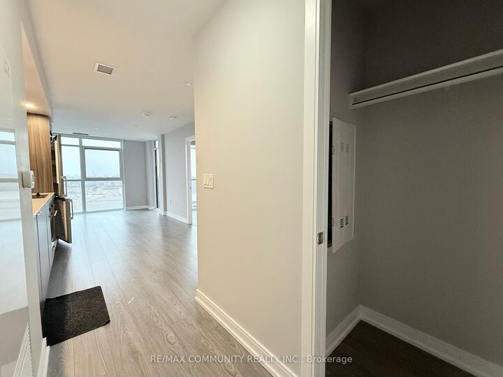 Property Photo: 225 Village Green Square 1001 ON M1S 0N4