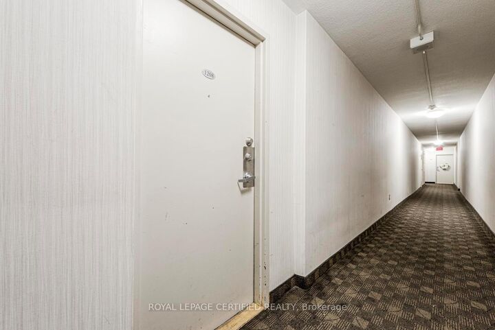 Photo de la propriété: 1 Massey Square 1208 ON M4C 5L4