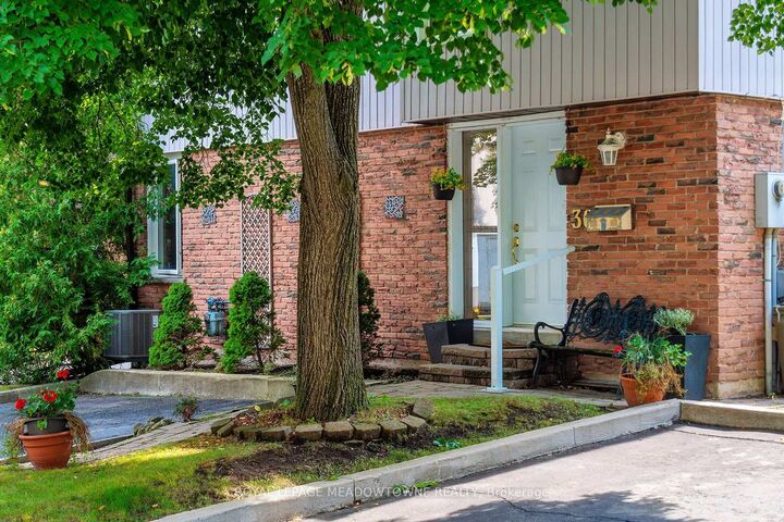 Property Photo: 59 Kenninghall Boulevard 30 ON L5N 1J6