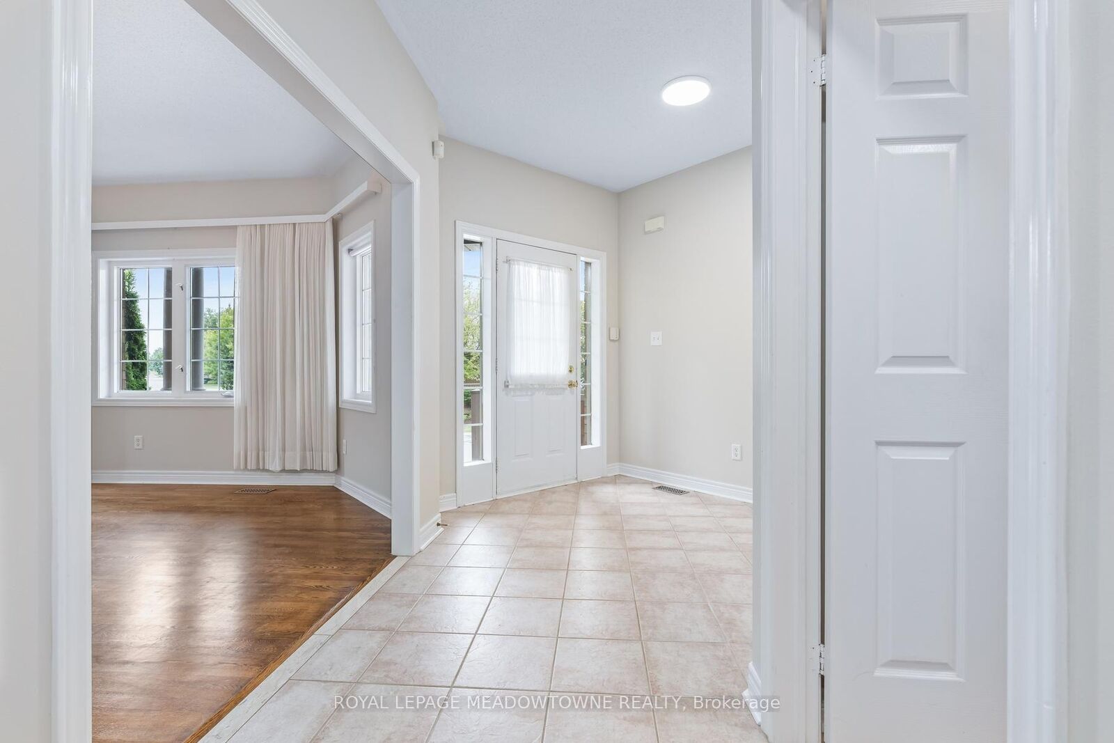 Property Photo: 10 Orchard Park Gate ON L6R 1W5