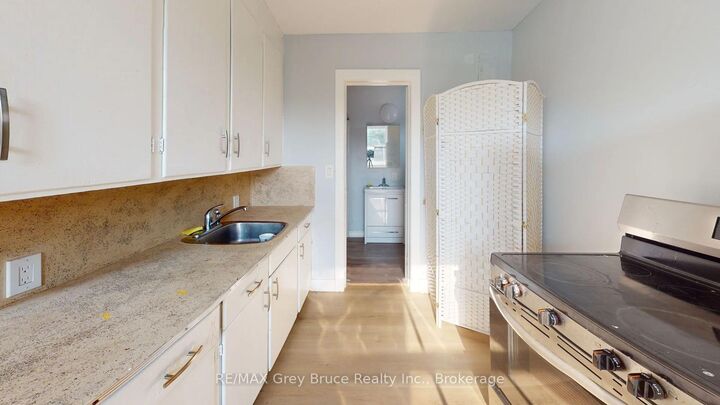 Property Photo:  844 2nd Avenue E 4  ON N4K 2H3 