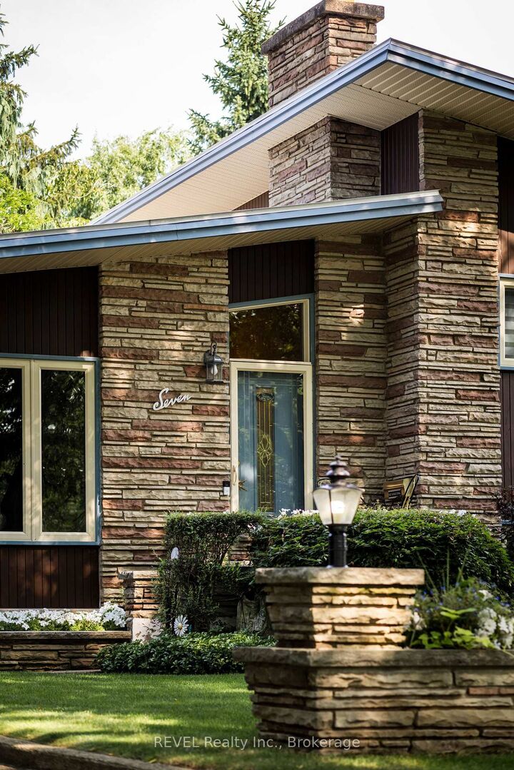 Property Photo: 7 Glenayr Place ON L2T 2A2