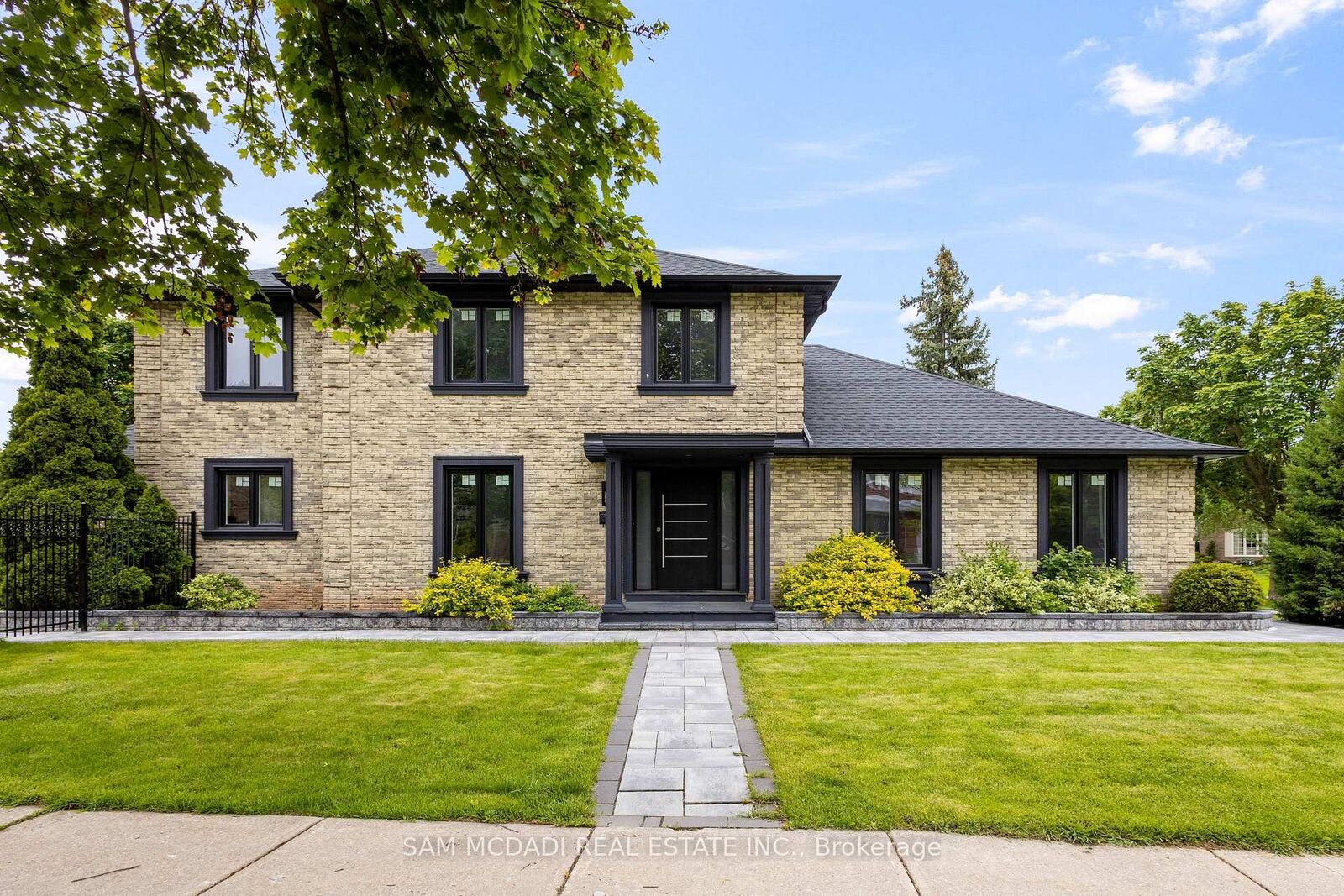 Property Photo: 2535 Robin Drive ON L5K 2G2