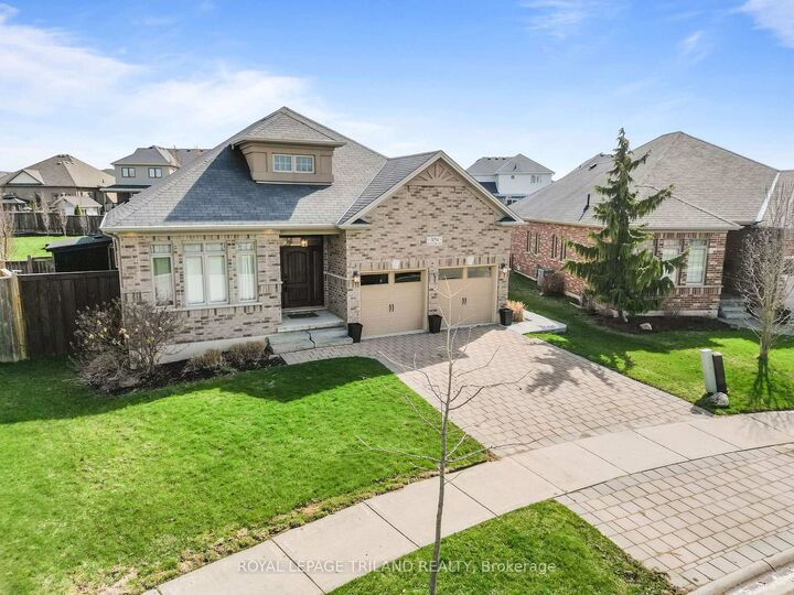 3194 Pincombe Drive — photo 1