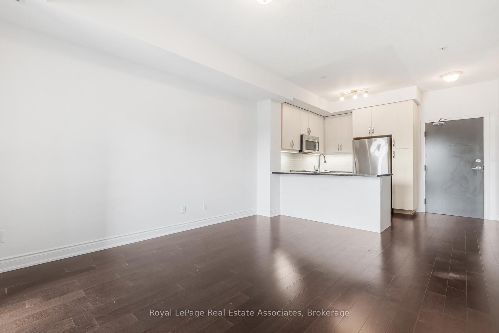 Property Photo: 3170 Erin Mills Parkway 321 ON L5L 0B6