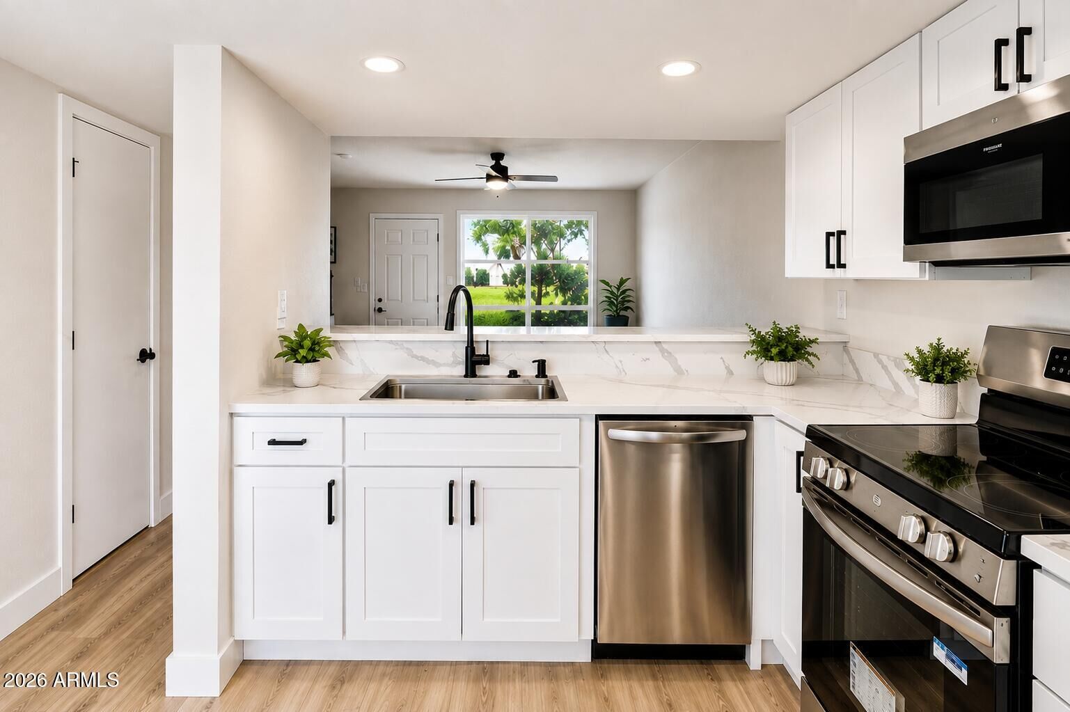 Property Photo: 19601 N 7 Th Streets N 1093 AZ 85024