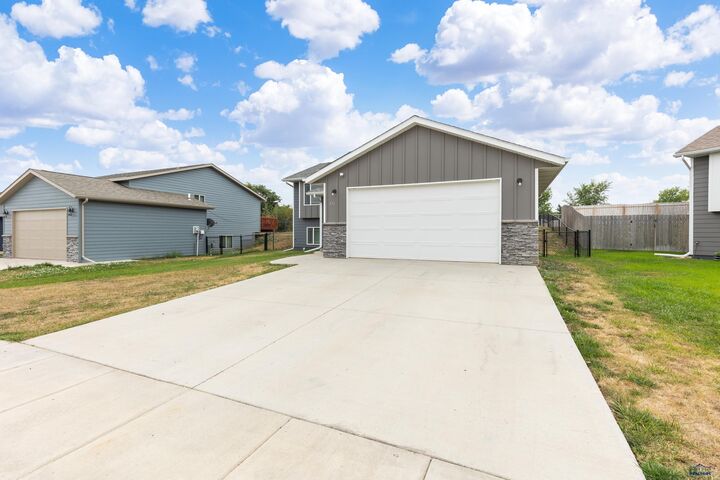 Property Photo: 571 Quinton Ln SD 57719