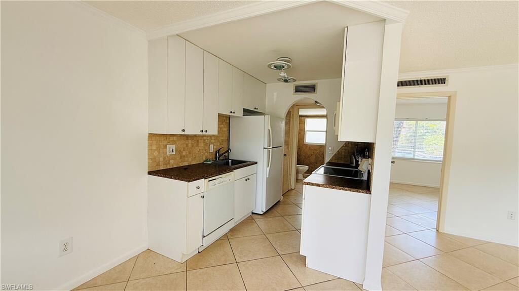 Property Photo: 3250 10th St N B2 FL 34103