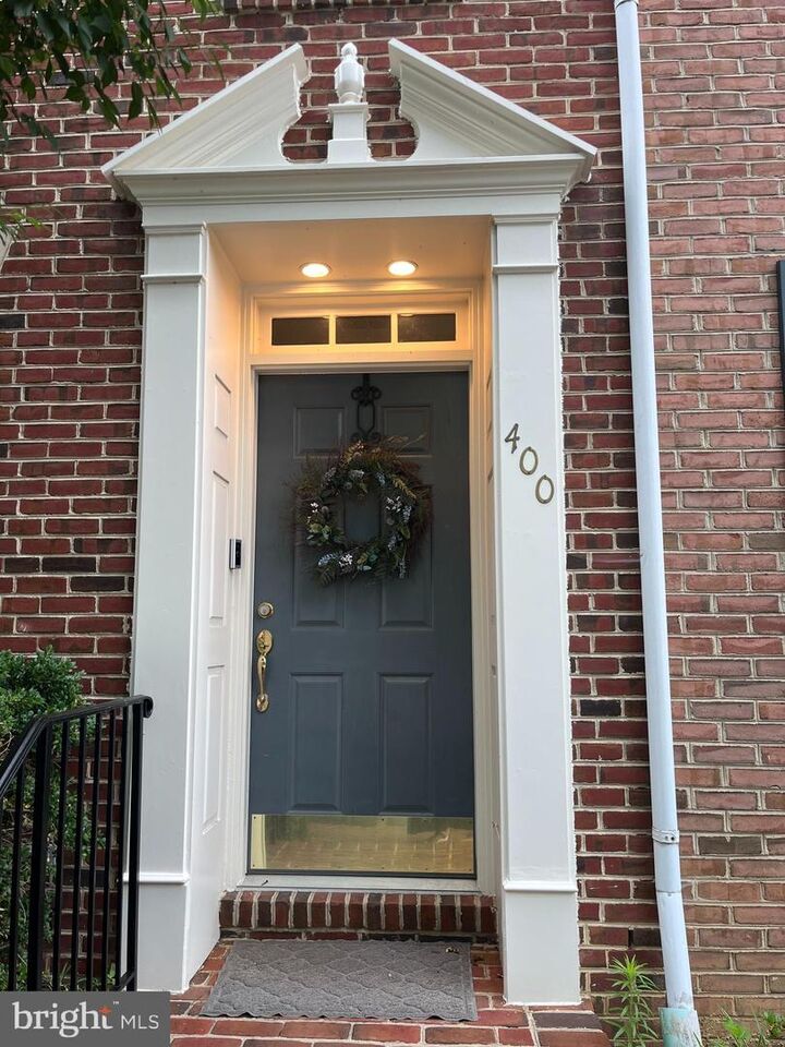 Property Photo: 400 S Payne Street S VA 22314