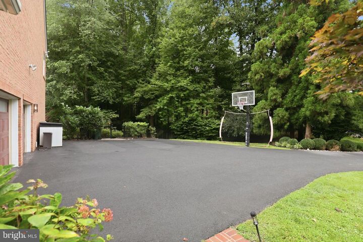 Property Photo:  10301 Forest Maple Road  VA 22182 