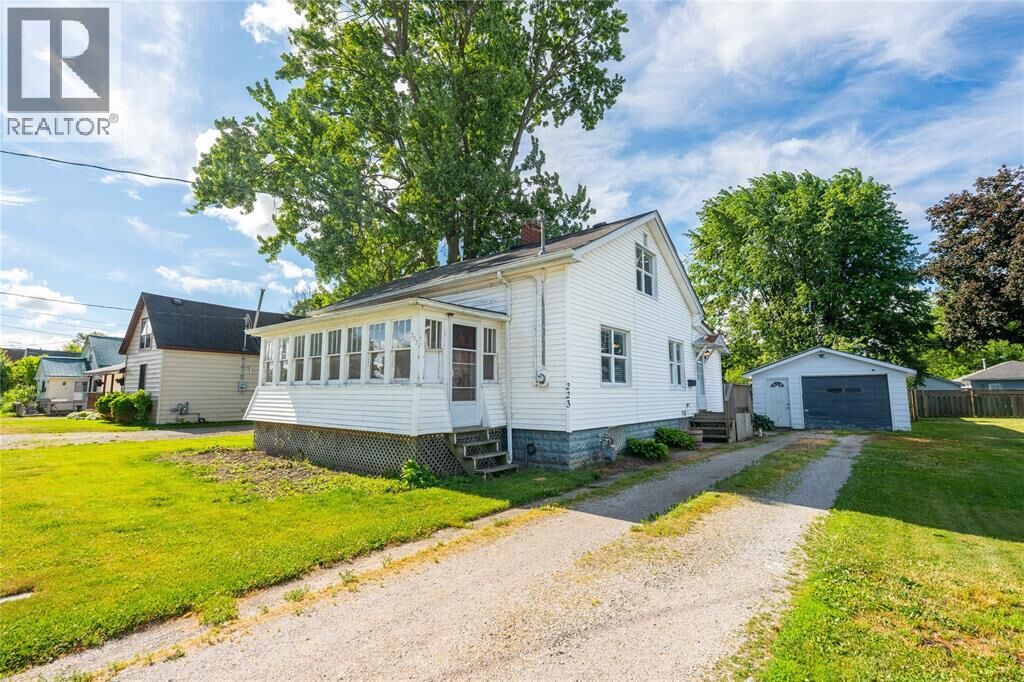 Property Photo:  223 King Street  ON N8A 1H4 