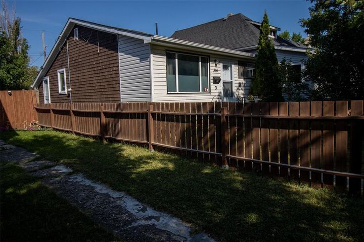 Property Photo:  396 Roseberry Street  MB R3J 1T5 