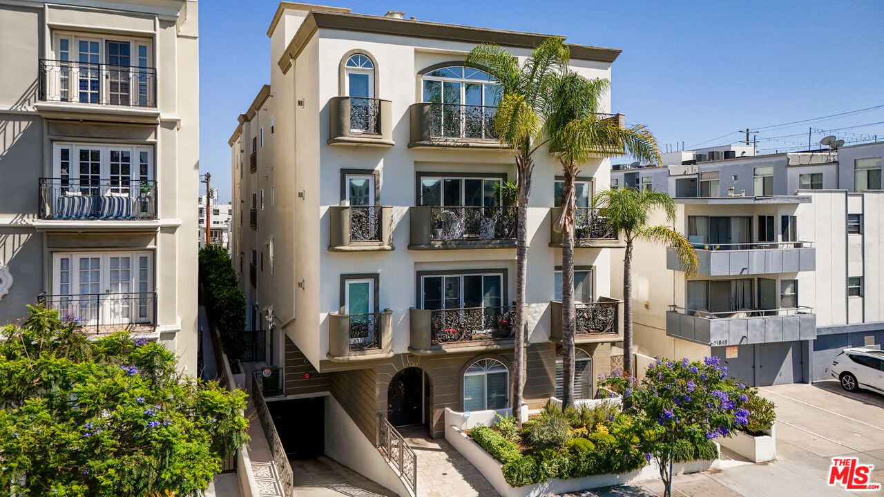 Property Photo: 11840 Dorothy St, Unit 302 CA 90049
