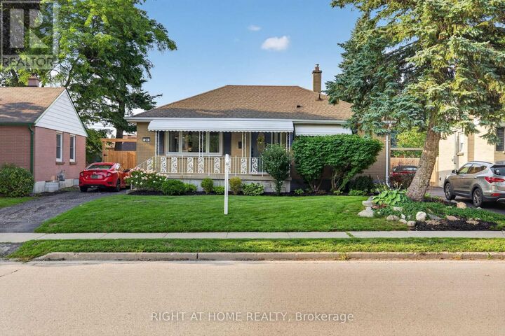 24 Tweedsmuir Avenue — photo 1