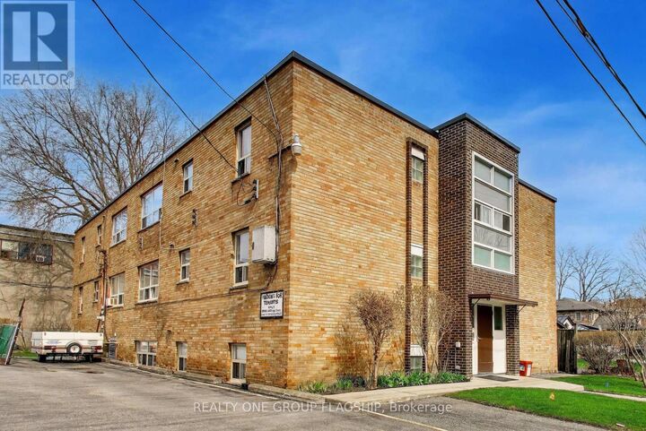 Property Photo:  7 Elmwood Avenue South 9  ON L5G 3J6 