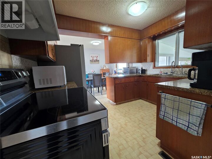Property Photo: 531 2nd Avenue SE SK S9H 3J9