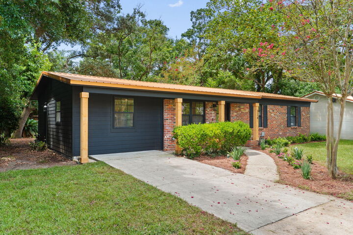 Property Photo: 324 SW Harbor Place FL 32548