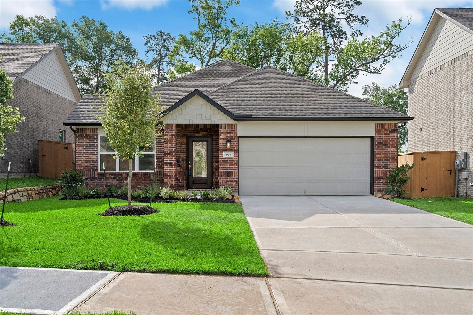 Property Photo: 906 Golden Willow Lane TX 77304