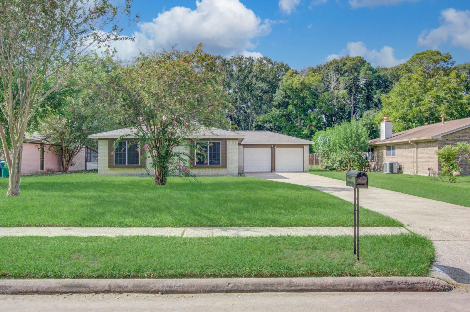 Property Photo: 947 W Bertrand Street TX 77088