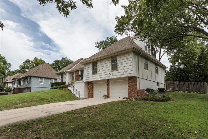 Property Photo: 522 E 129th Terrace MO 64145