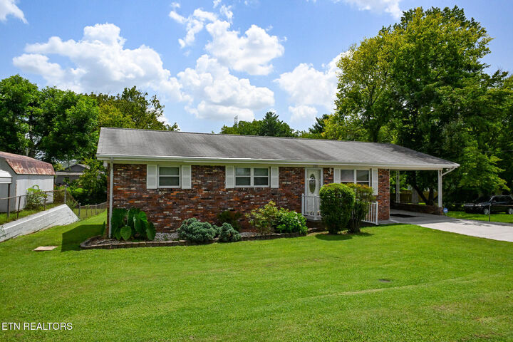 Property Photo: 220 Pinedale St TN 37801