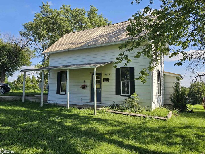 Property Photo:  211 2nd Street  IA 50242 