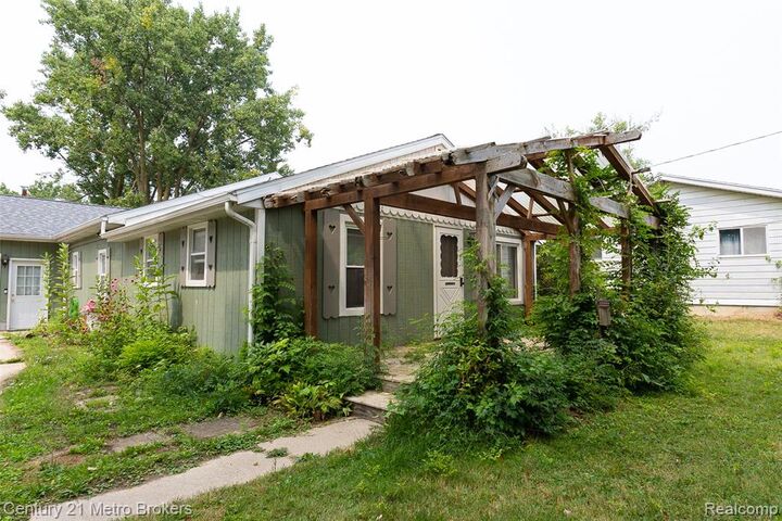 Property Photo:  3063 Stockbridge Street  MI 48506 2164 