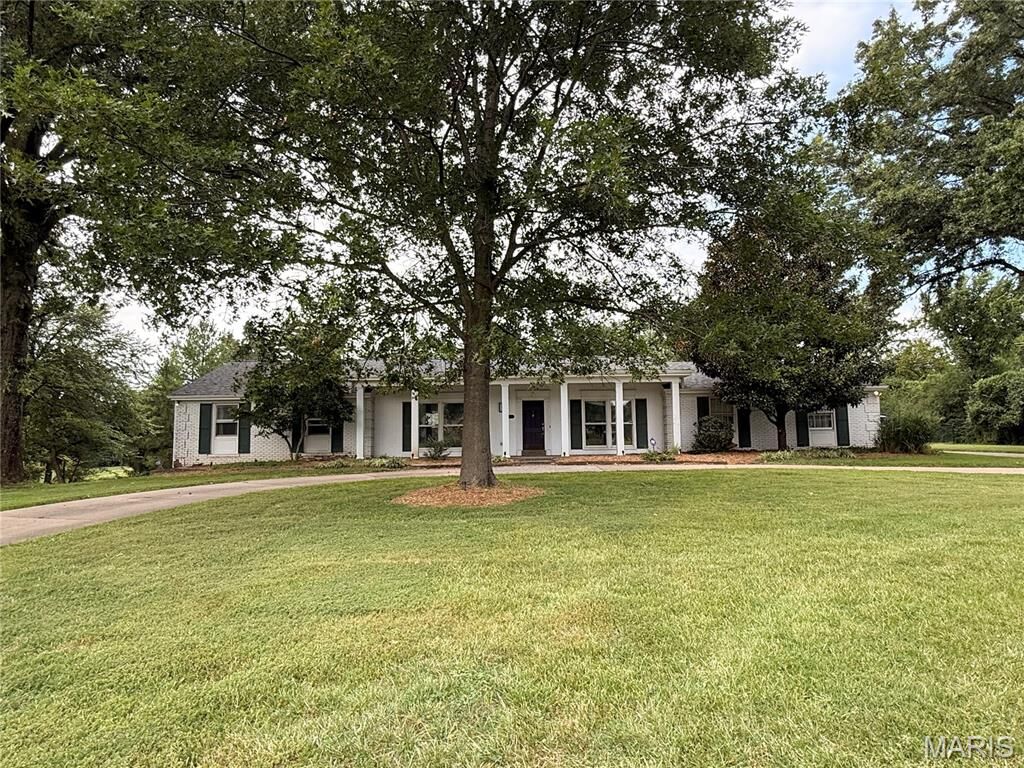 Property Photo: 1101 Westmoor Place MO 63131
