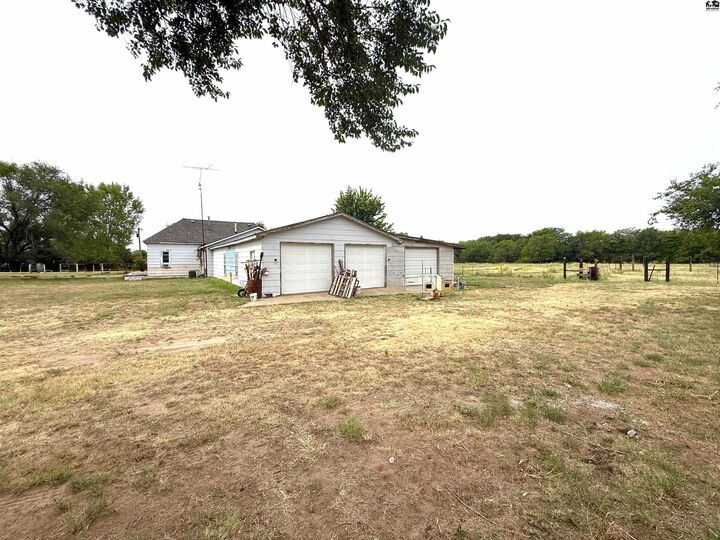 Property Photo:  1006 NW 70 Rd  KS 67009 
