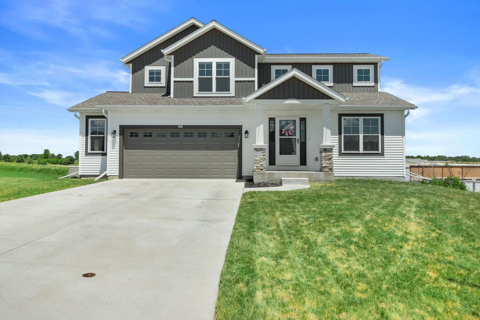 Property Photo:  906 Ridge Ct  WI 53094 
