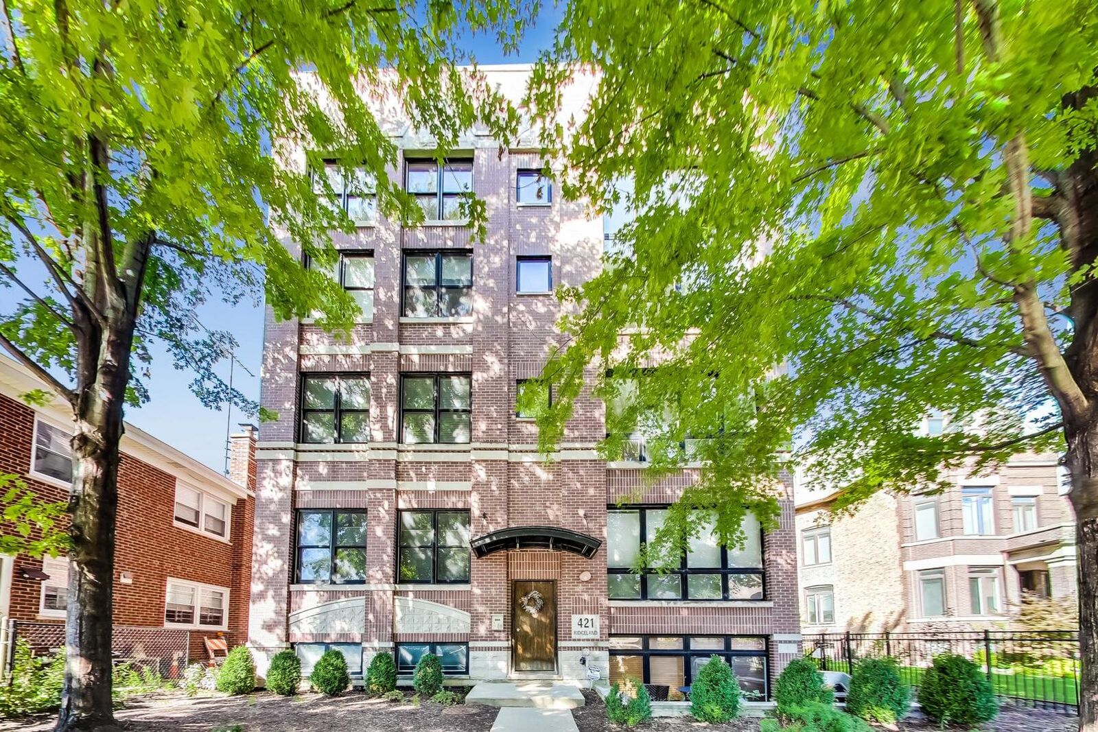 Property Photo: 421 S Ridgeland Avenue 2S IL 60302