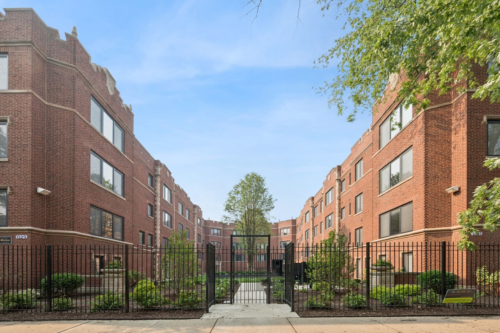 Property Photo: 1337 W Estes Avenue 1D IL 60626