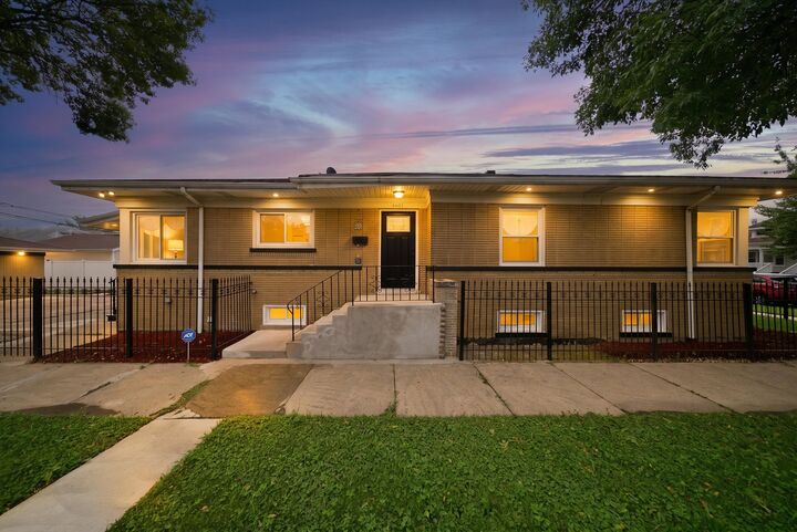 Property Photo:  6601 S Francisco Avenue  IL 60629 