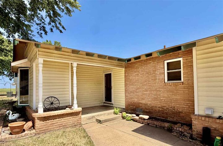 Property Photo:  208 N Barrick Way  OK 74653 