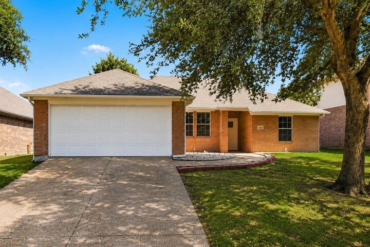 Property Photo: 5424 Appalachian Way TX 76123