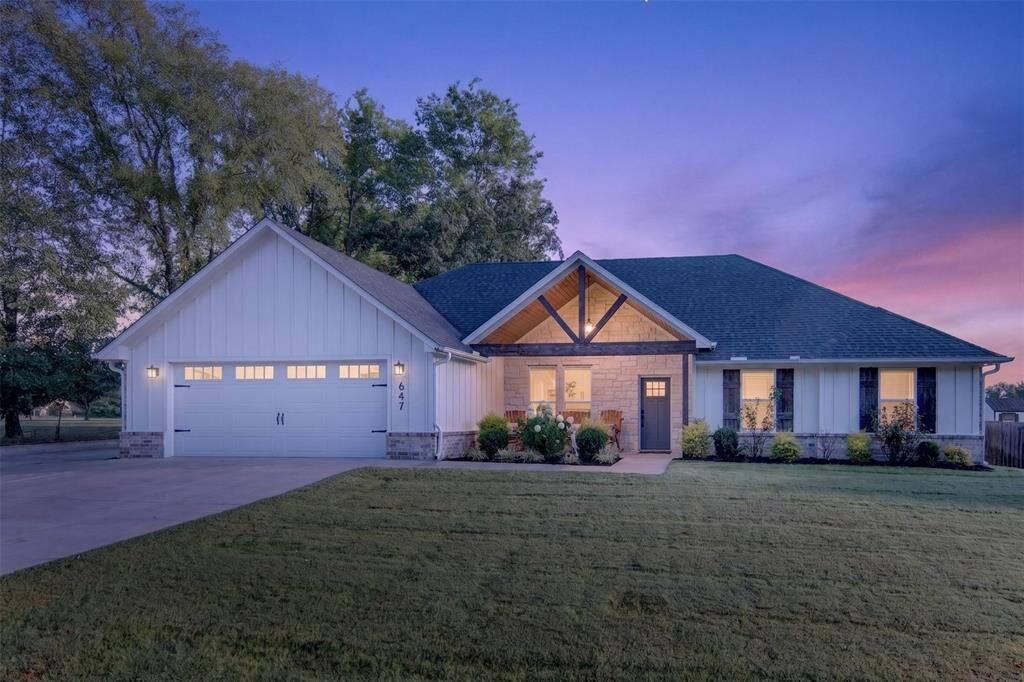 Property Photo:  647 Oklahoma Street  TX 75790 