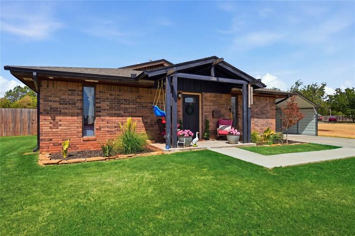 Property Photo:  1206 N Market Street  OK 73632 