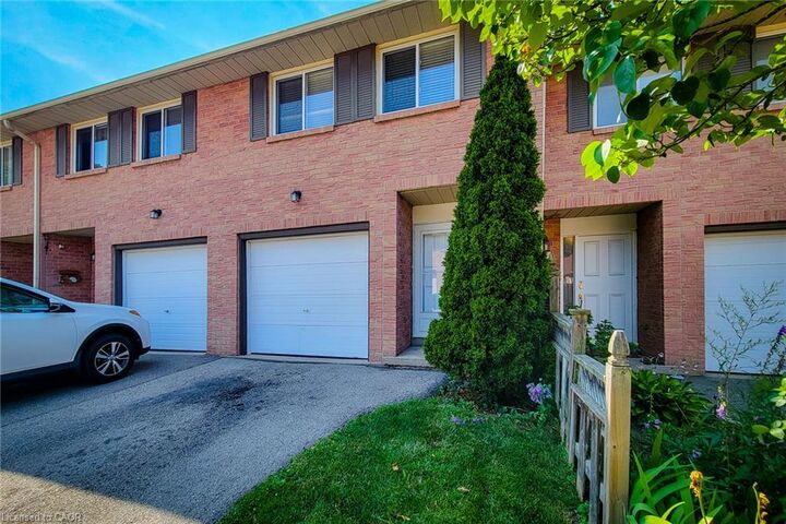 Property Photo: 40 Summercrest Drive 3 ON L8K 6M5