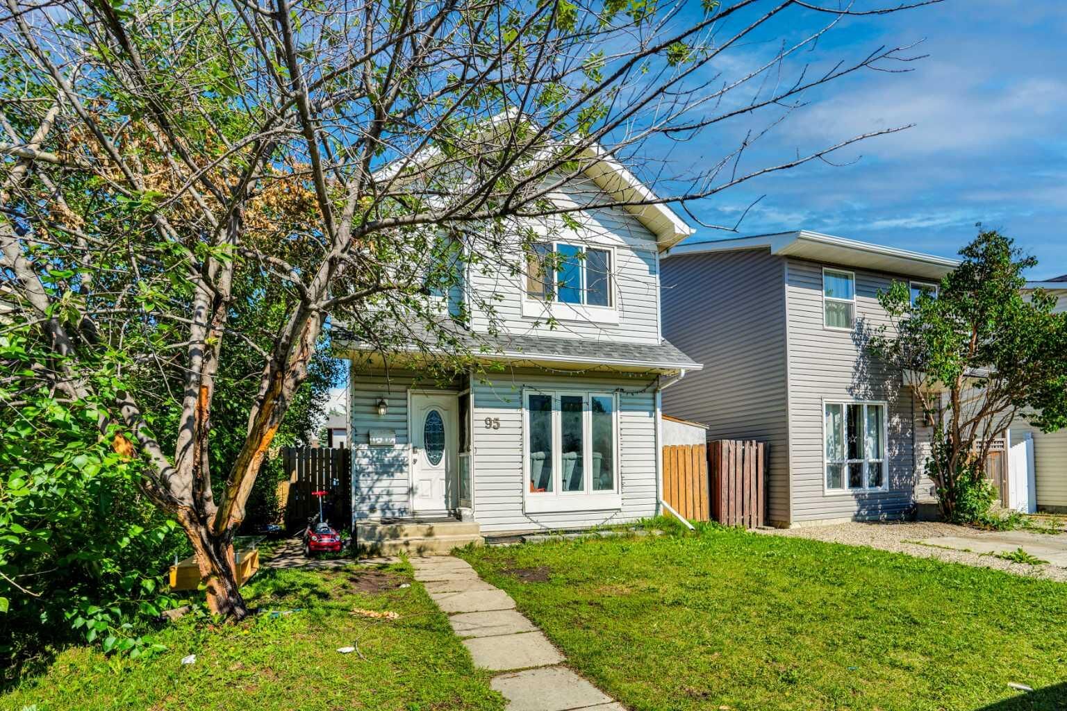 Property Photo:  95 Castlegreen Close NE  AB T3J 1Y6 