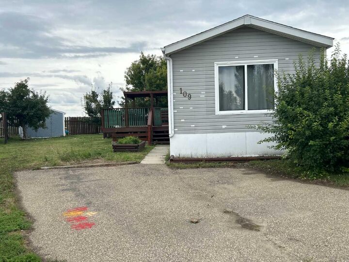 109 Meadowlake Close E — photo 1