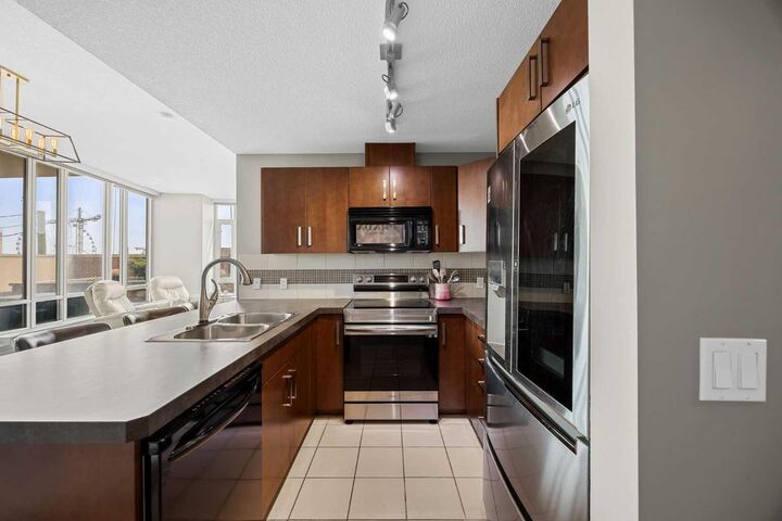 Property Photo: 210 15 Avenue SE 206 AB T2G 0B5