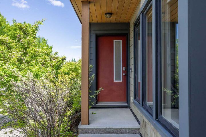 Property Photo:  140 Walden Gate SE  AB T2X 0P3 