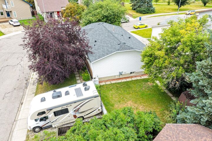 Property Photo: 85 Rideau Close SW AB T4B 1A7